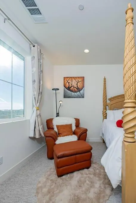 Holiday home Quiet Suburban Townhouse In Ontario Villa United States
