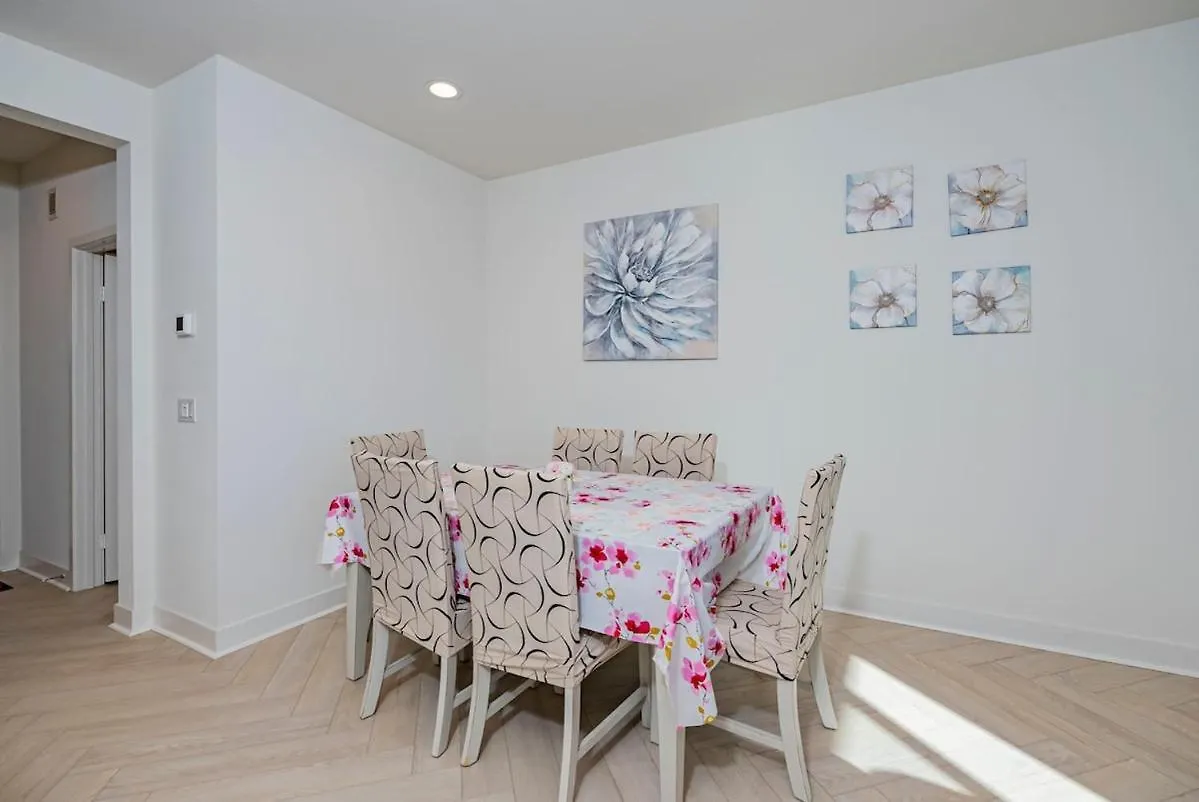 Holiday home Quiet Suburban Townhouse In Ontario Villa