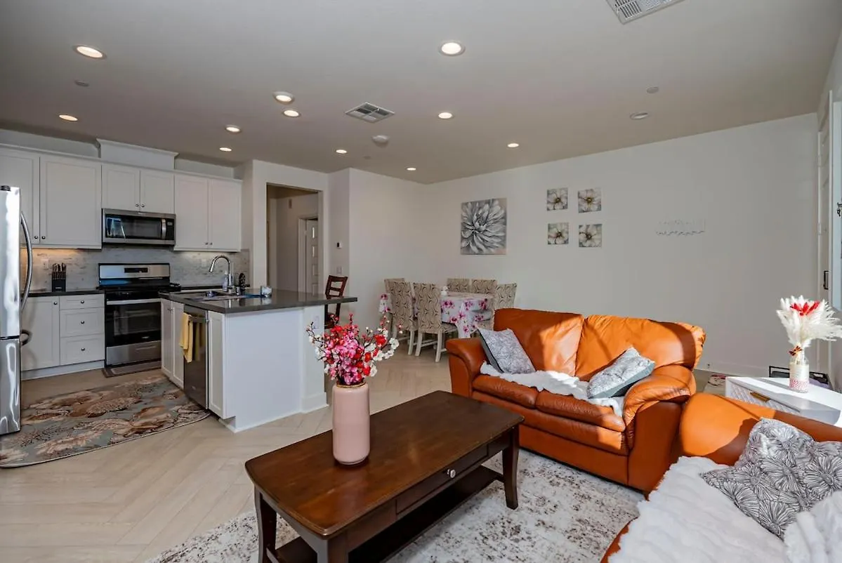 Holiday home Quiet Suburban Townhouse In Ontario Villa